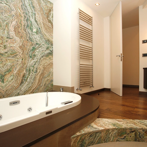 Rivestimento bagno in marmo bravi marmi Bagni rivestiti in marmo